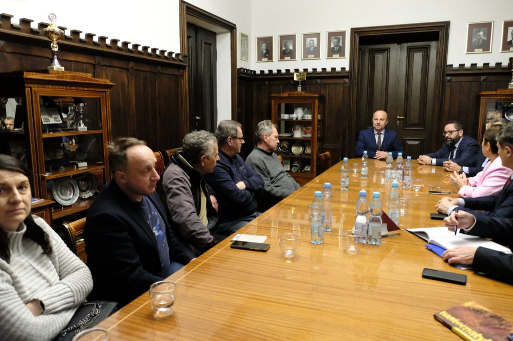 Spotkanie prezydenta Rzeszowa Konrada Fijołka z kupcami z targowiska przy ul. Moniuszki