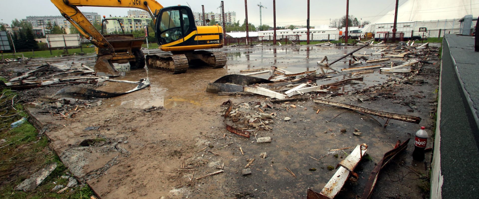 Wyburzanie lodowiska przy ul. Wyspiańskiego w Rzeszowie