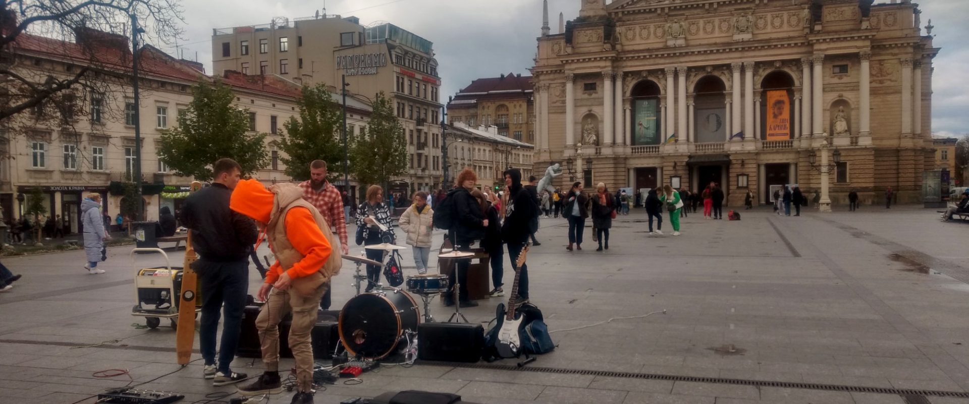 Plac przed operą we Lwowie