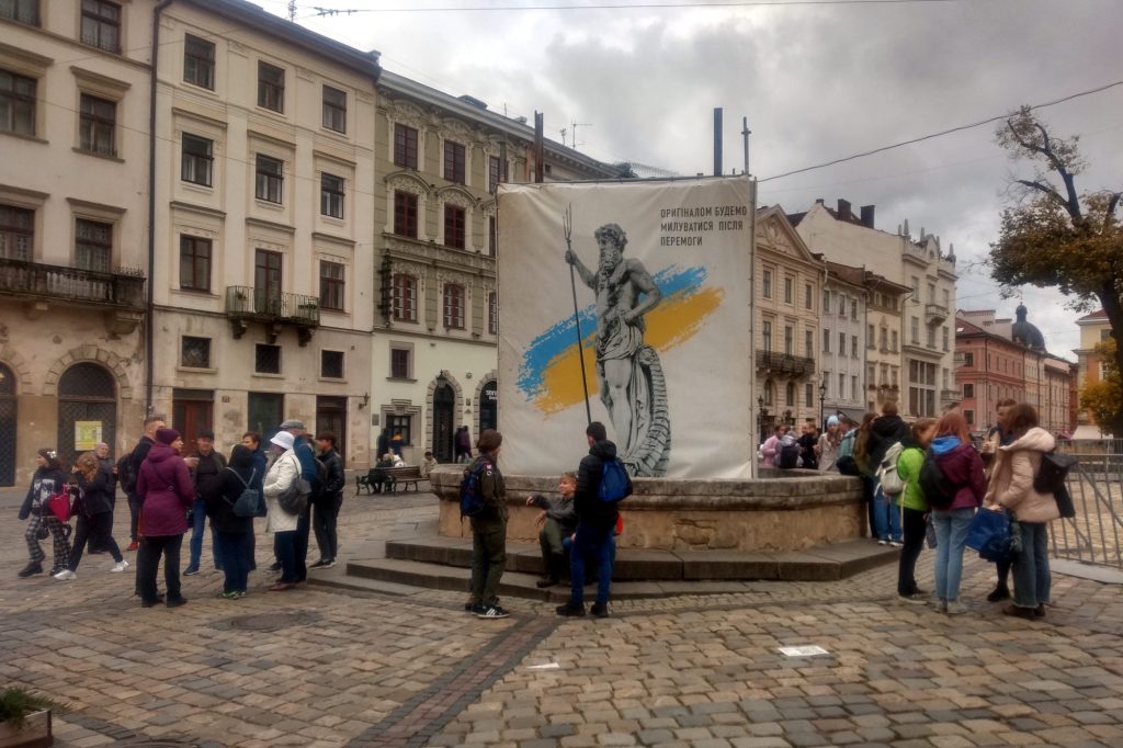Rynek we Lwowie i posągi zasłonięte przed odłamkami