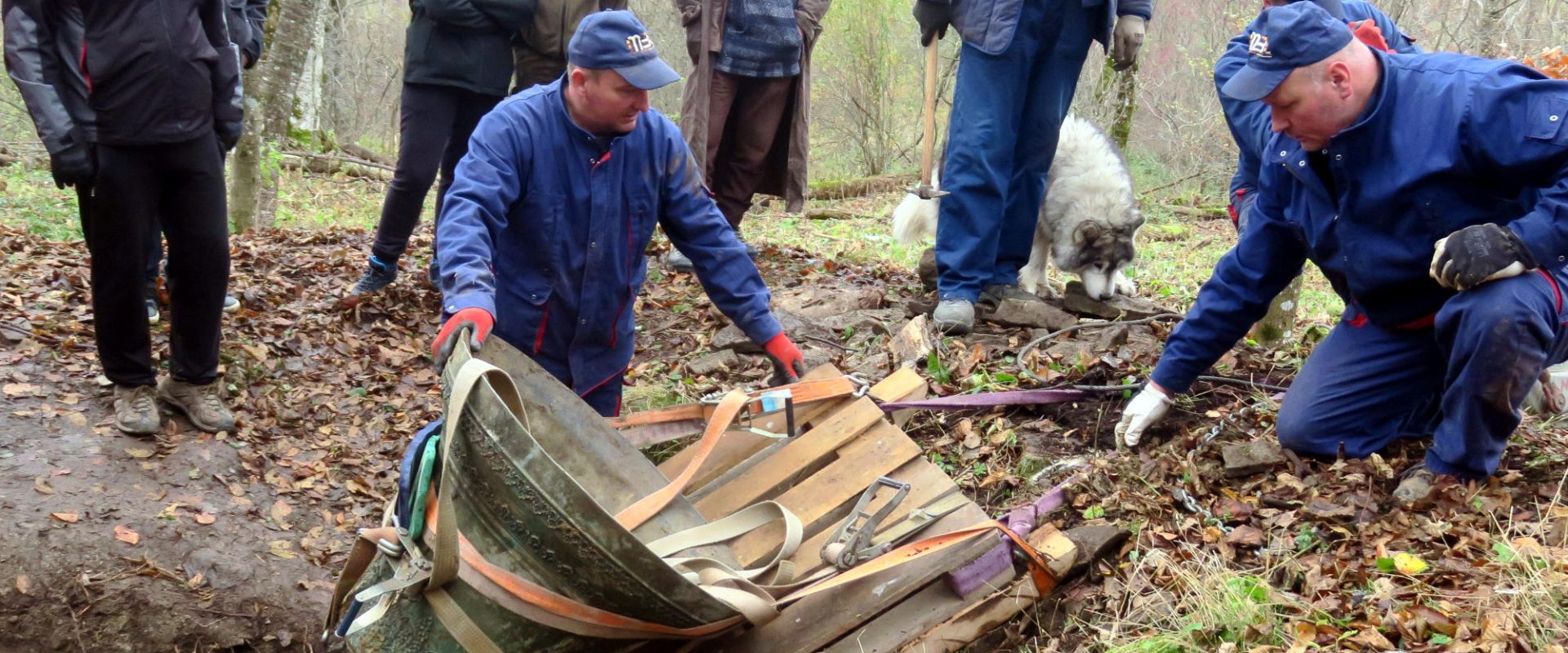 Wydobycie dzwonu z cerkwi w Bieszczadach