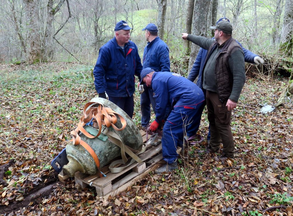 Wydobycie 300-kilogramowego dzwonu ukrytego przez mieszkańców Maniowa w gminie Komańcza