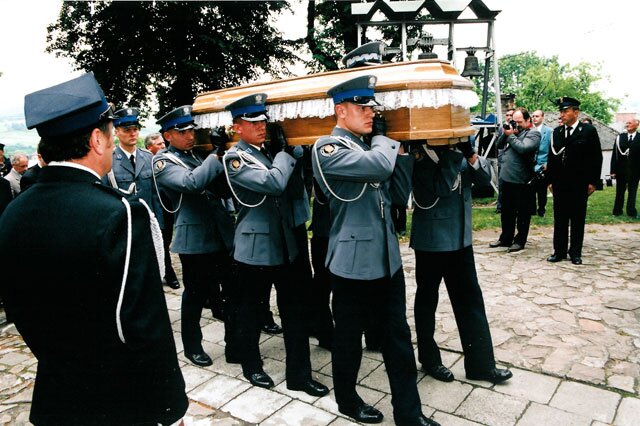 Policjanci niosą trumnę z ciałem generała Marka Papały