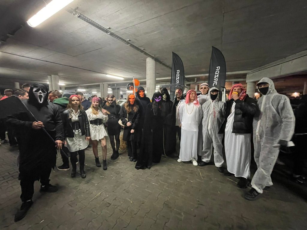 Ekipa z grupy Nocna Jazda Rzeszów podczas spotkania halloweenowego