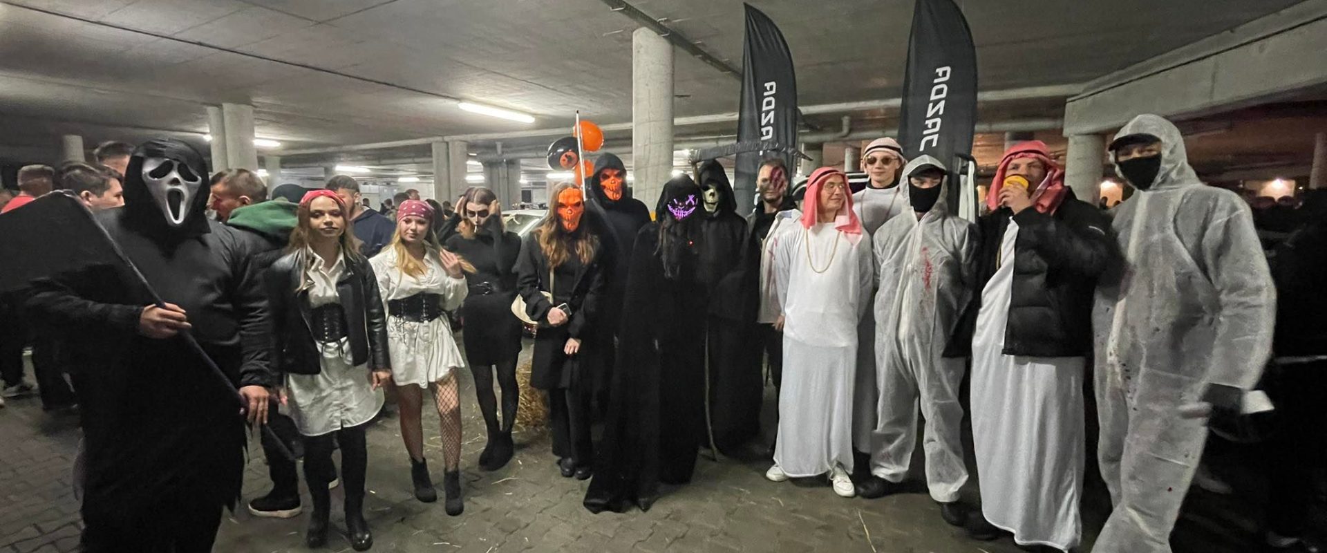 Ekipa z grupy Nocna Jazda Rzeszów podczas spotkania halloweenowego