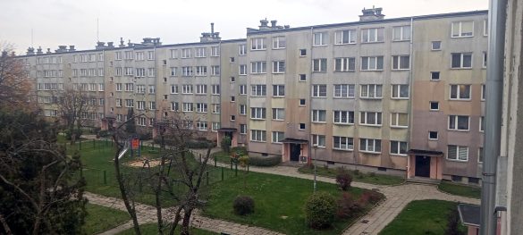 Czteropiętrowy blok mieszkalny na jednym z przemyskich osiedli