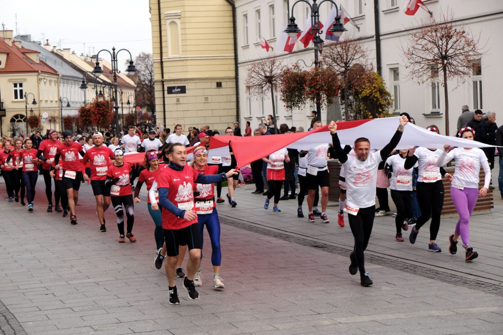 Biegacze na ulicy 3 Maja w Rzeszowie