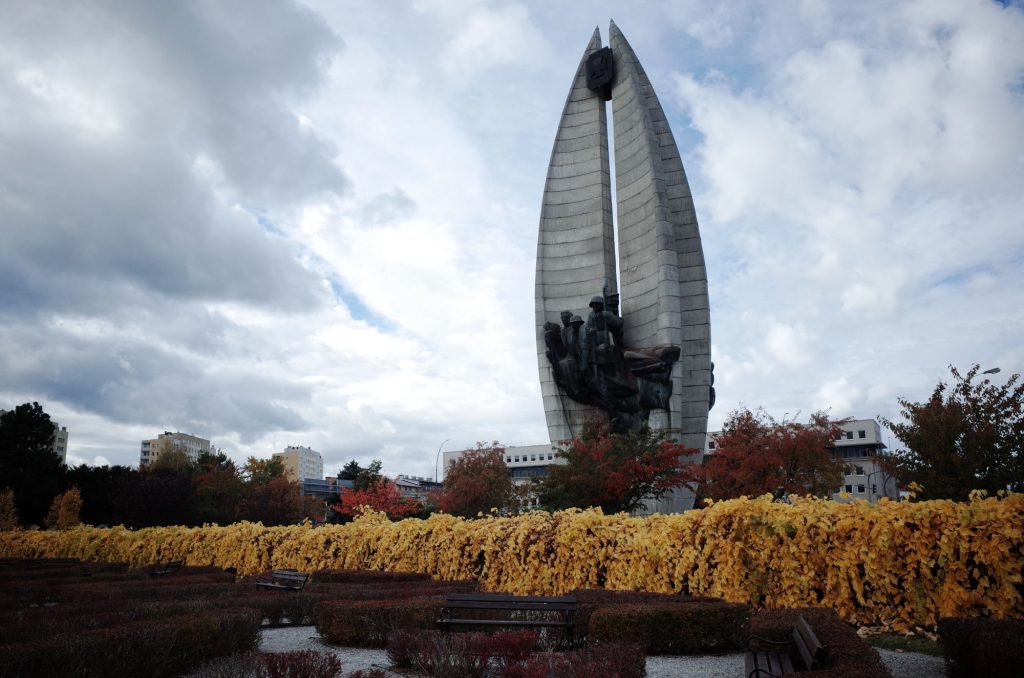 Pomnik czynu rewolucyjnego w Rzeszowie w jesiennych barwach