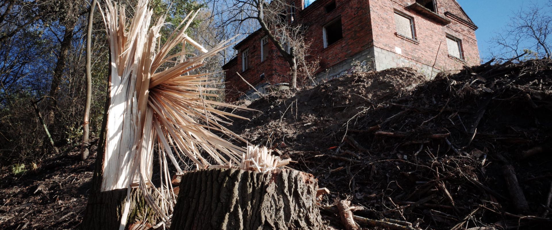 Opuszczony dom na brzegu Wisłoka