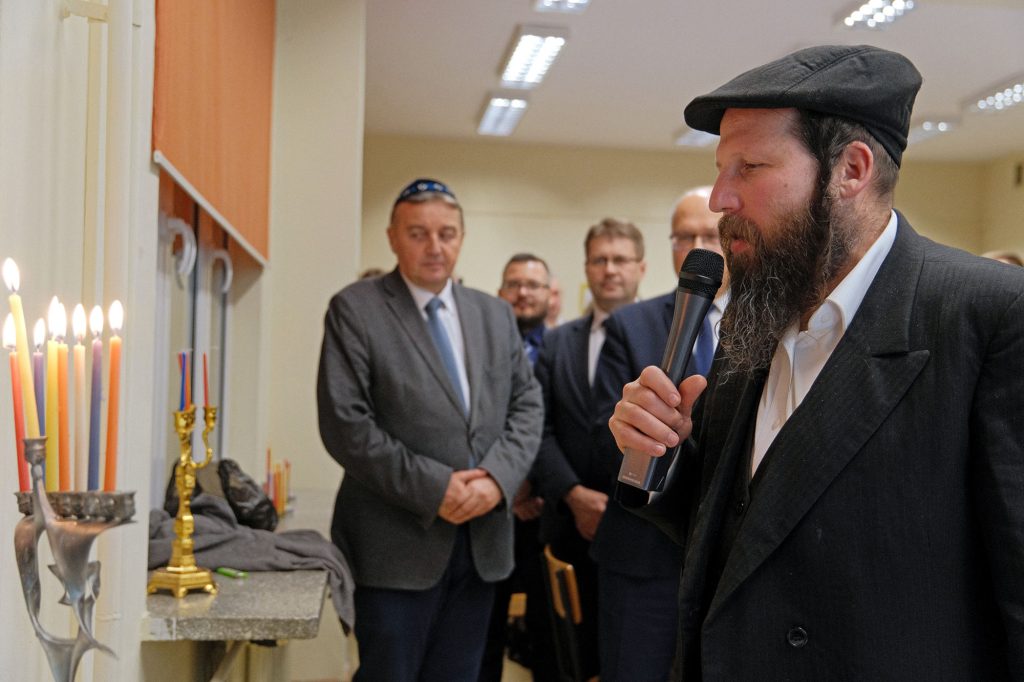 Rabin zapalający menorę podczas żydowskiego święta chanuki