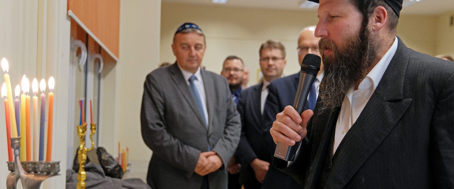 Rabin zapalający menorę podczas żydowskiego święta chanuki