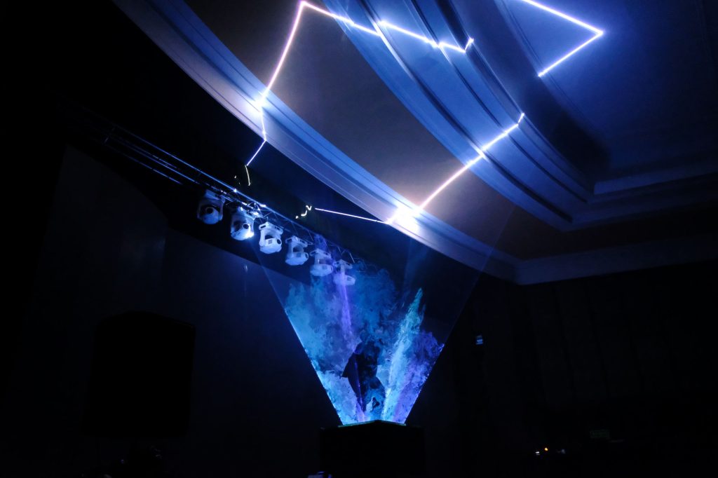 Pokaz laserów na scenie kina Zorza