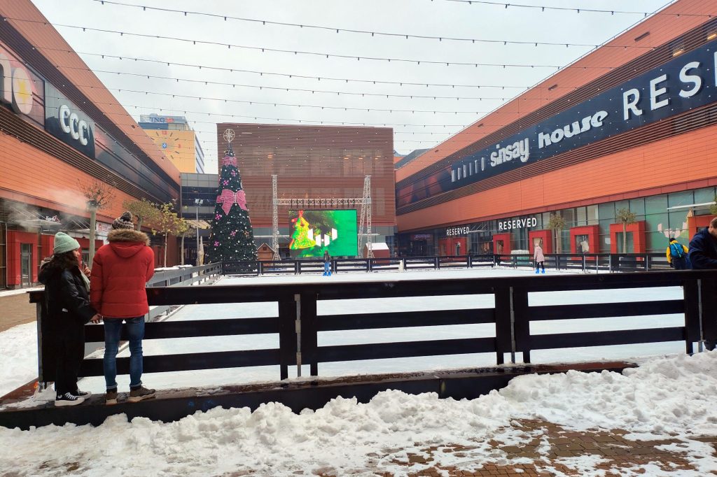 Lodowisko na dziedzińcu galerii handlowej w Rzeszowie