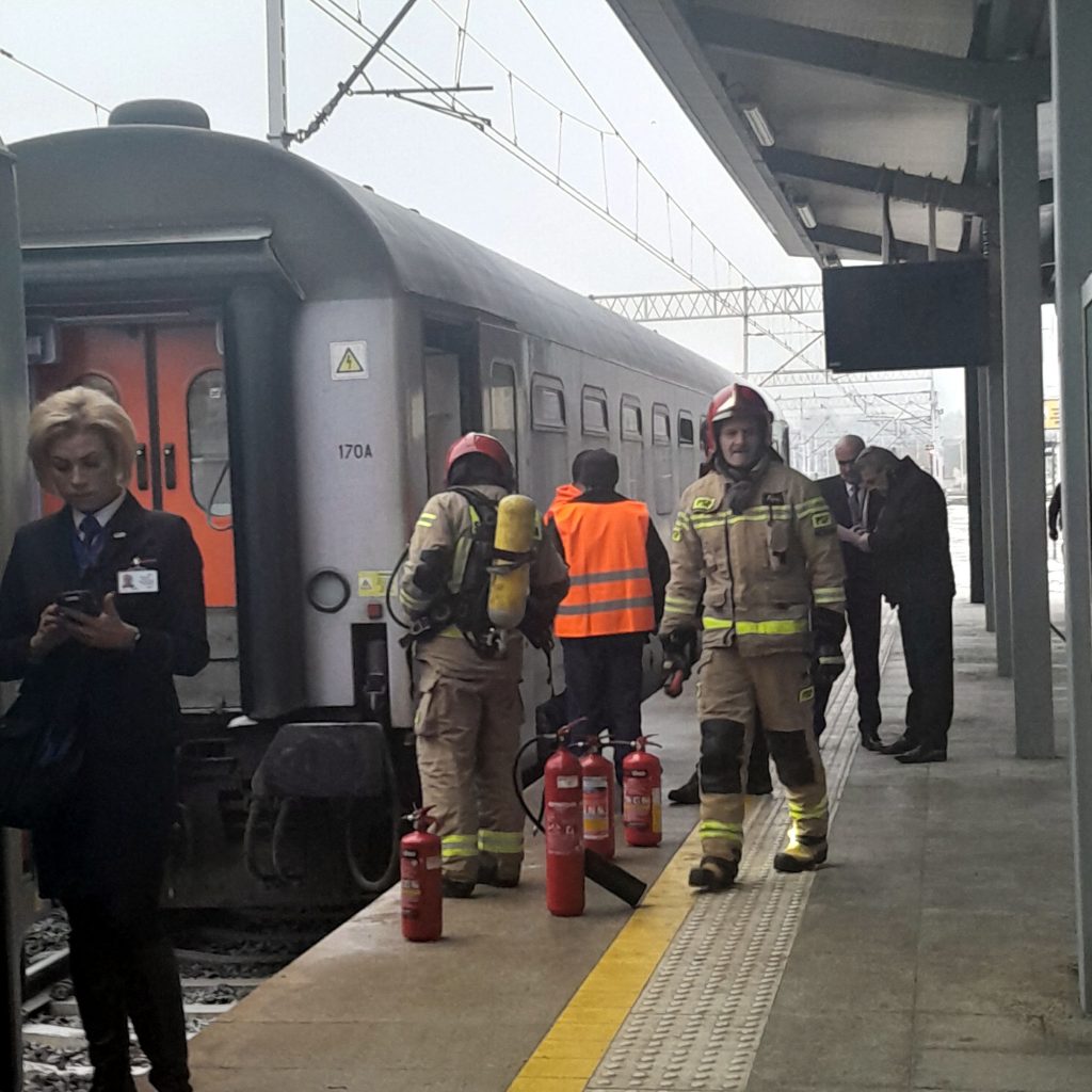 Strażacy na peronie dworca kolejowego w Rzeszowie