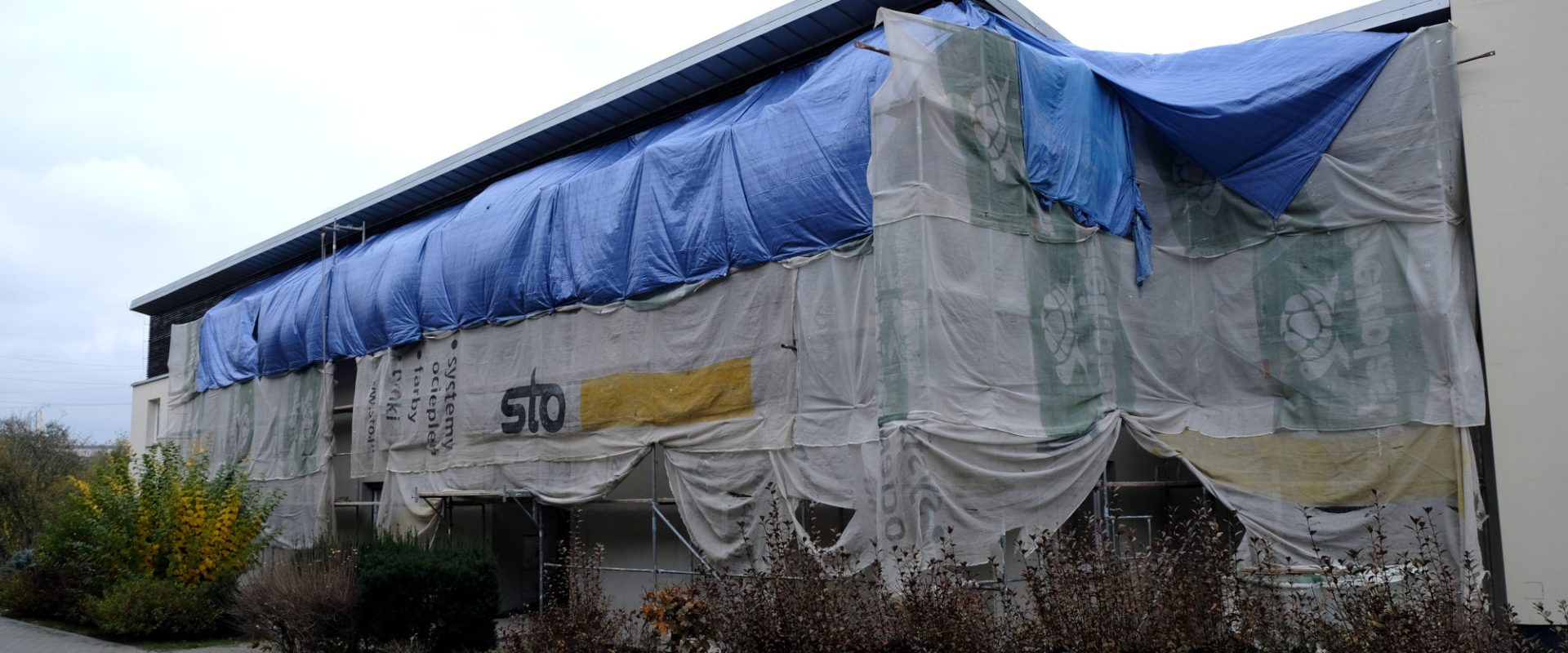 Budynek w Rzeszowie podczas remontu i ocieplania