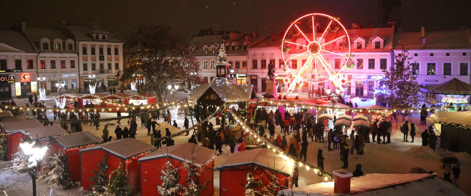 Jarmark bozonarodzeniowy na rzeszowskim rynku i widok na podświetlone diabelskie koło