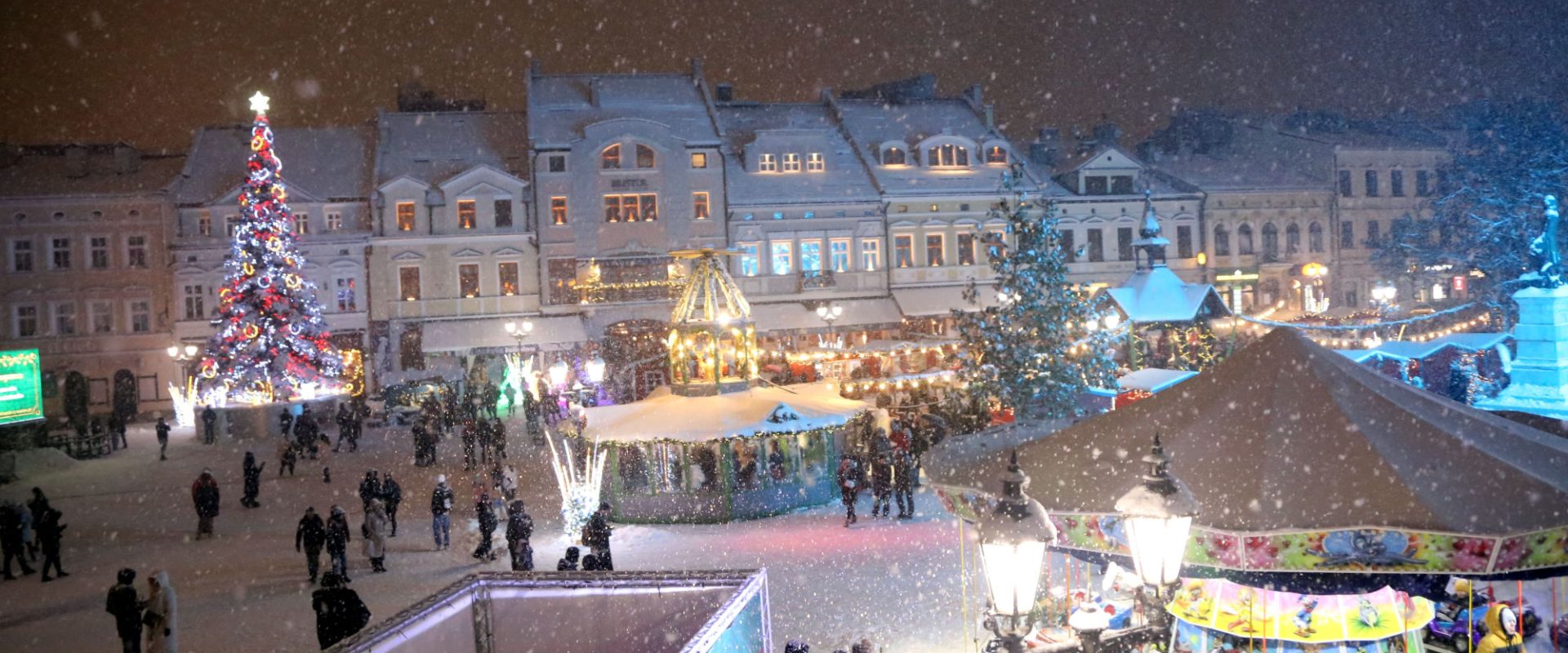 Rzeszowski rynek podczas opadów śniegu