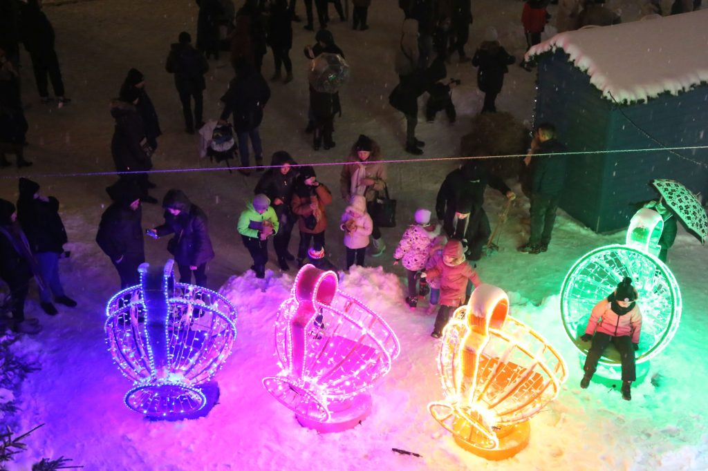 Świecące filiżanki na w świątecznym miasteczku na rynku w Rzeszowie