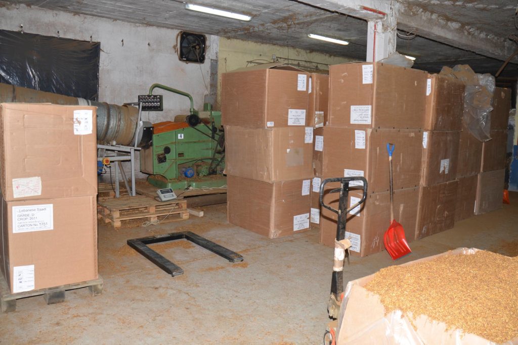 Magazyn pełen kartonowych pudeł