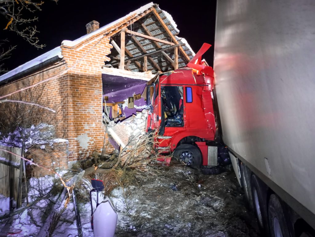 Samochód ciężarowy, który wjechał w dom w miejscowości Zaleszany na Podkarpaciu