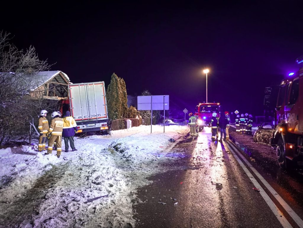 Zdjęcie z miejsca wypadku w Zaleszanach w powiecie stalowowolskim na Podkarpaciu