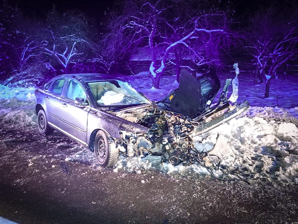 Zdjęcie samochodu osobowego po zderzeniu z ciężarówką