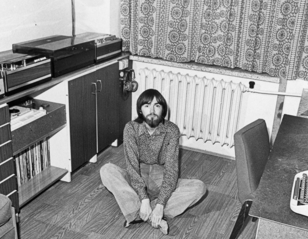 Młody Tomek Beksiński siedzi na podłodze w mieszkaniu
