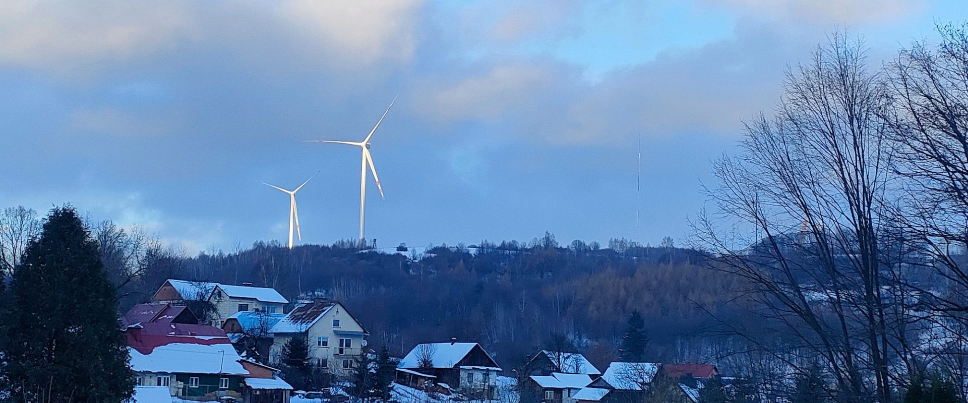 Farma wiatrowa na wzgórzach w gminie Nozdrzec w województwie podkarpackim
