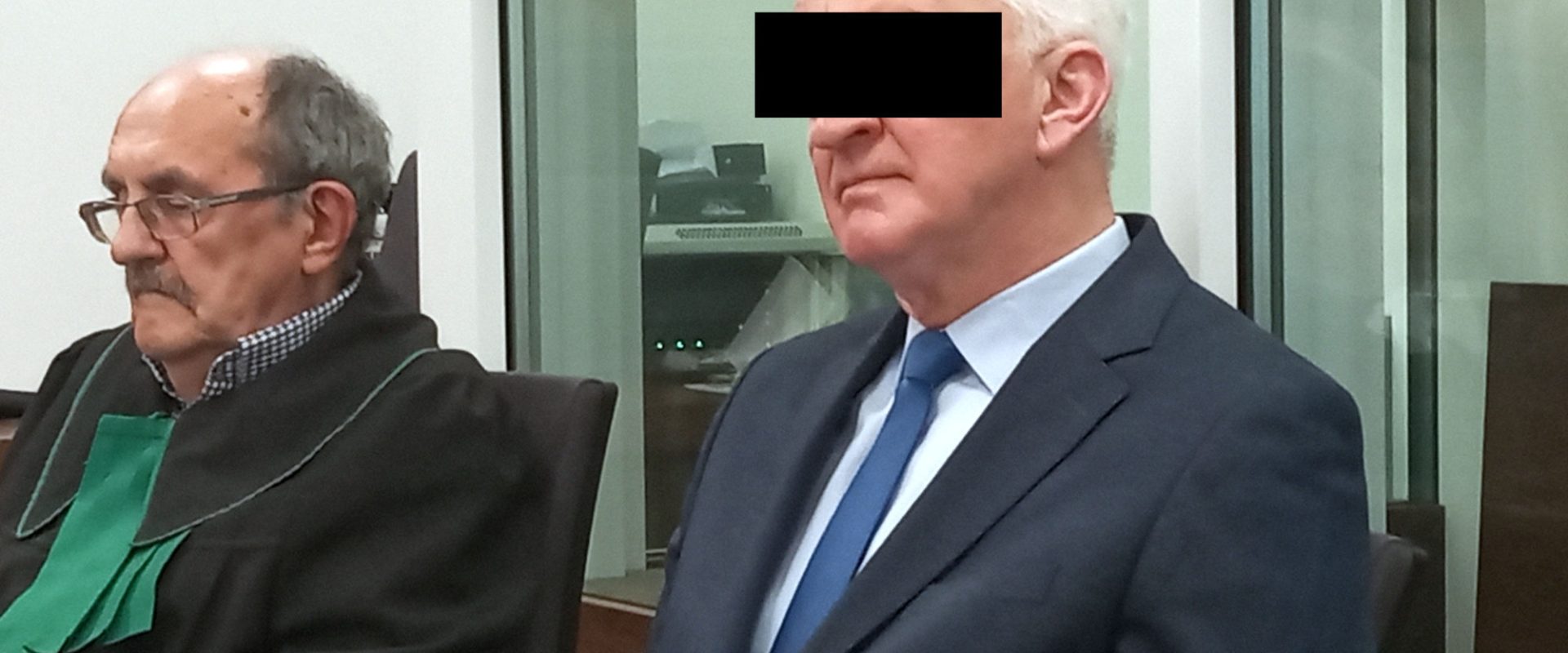 Wójt Medyki i jego obrońca w trakcie procesu przed sądem w Przemyślu