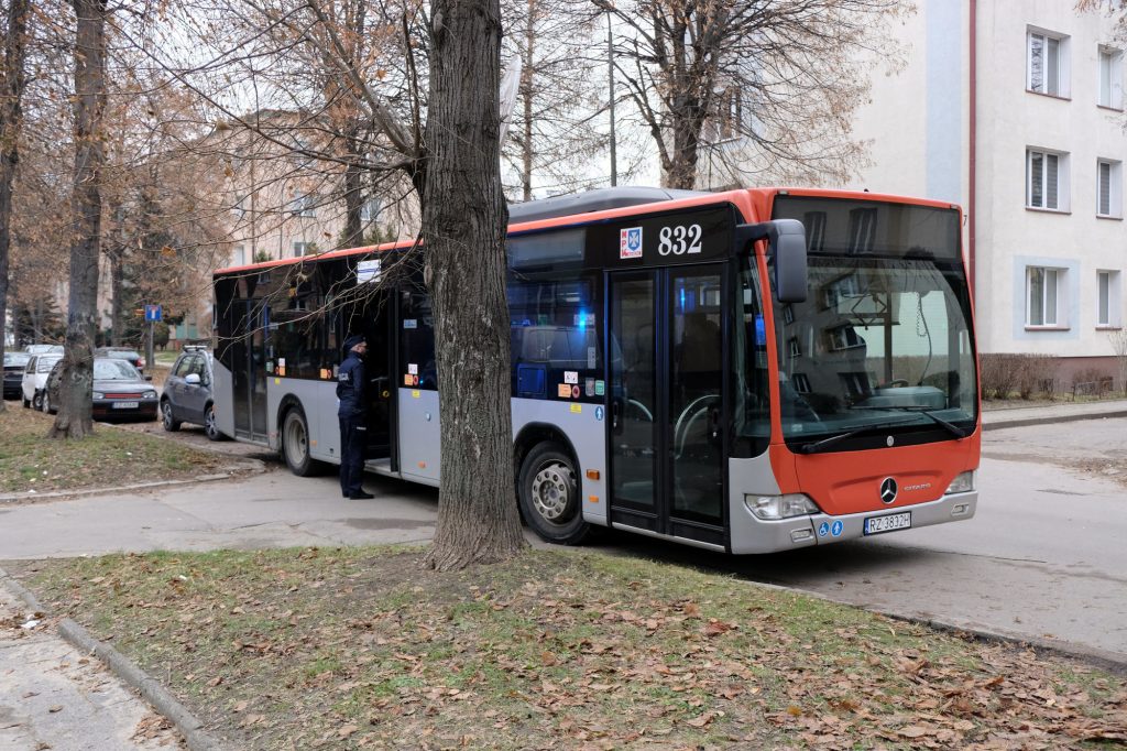 Autobus dla ewakuowanych mieszkańców bloku, w którym doszło do wybuchu gazu