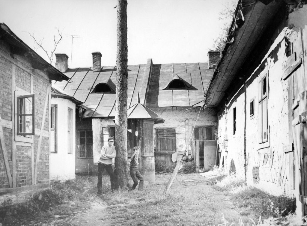 Archiwalne zdjęcie rodziny Beksińskich, na którym Zdzisław i jego syn Tomasz stoją przed rodzinnym domem