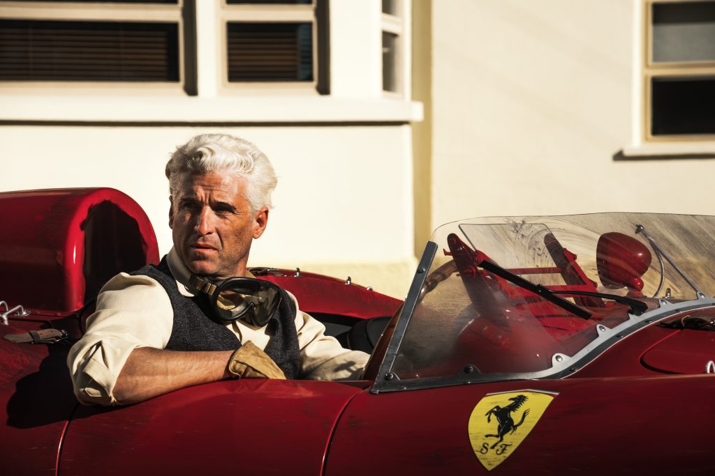 kierowca w sportowym Ferrari Kadr z filmu Ferrari Recenzja filmu "Ferrari”