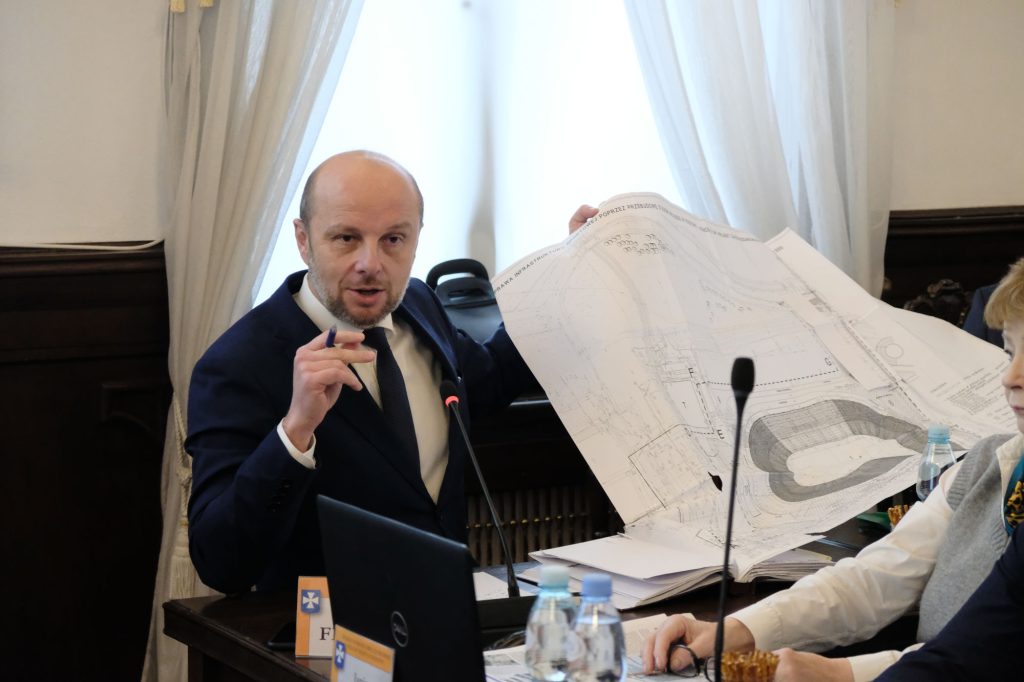 Prezydent Rzeszowa Konrad Fijołek z mapą planu przebudowy stadionu miejskiego