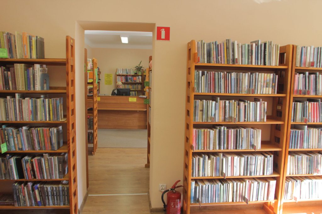 Regały pełne książek w bibluiotece