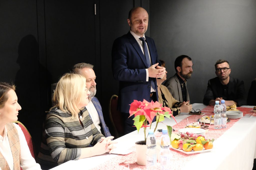Na zdjęciu Konrad Fijołek podczas spotkania z dziennikarkami i dziennikarzami w rzeszowskich Piwnicach. 