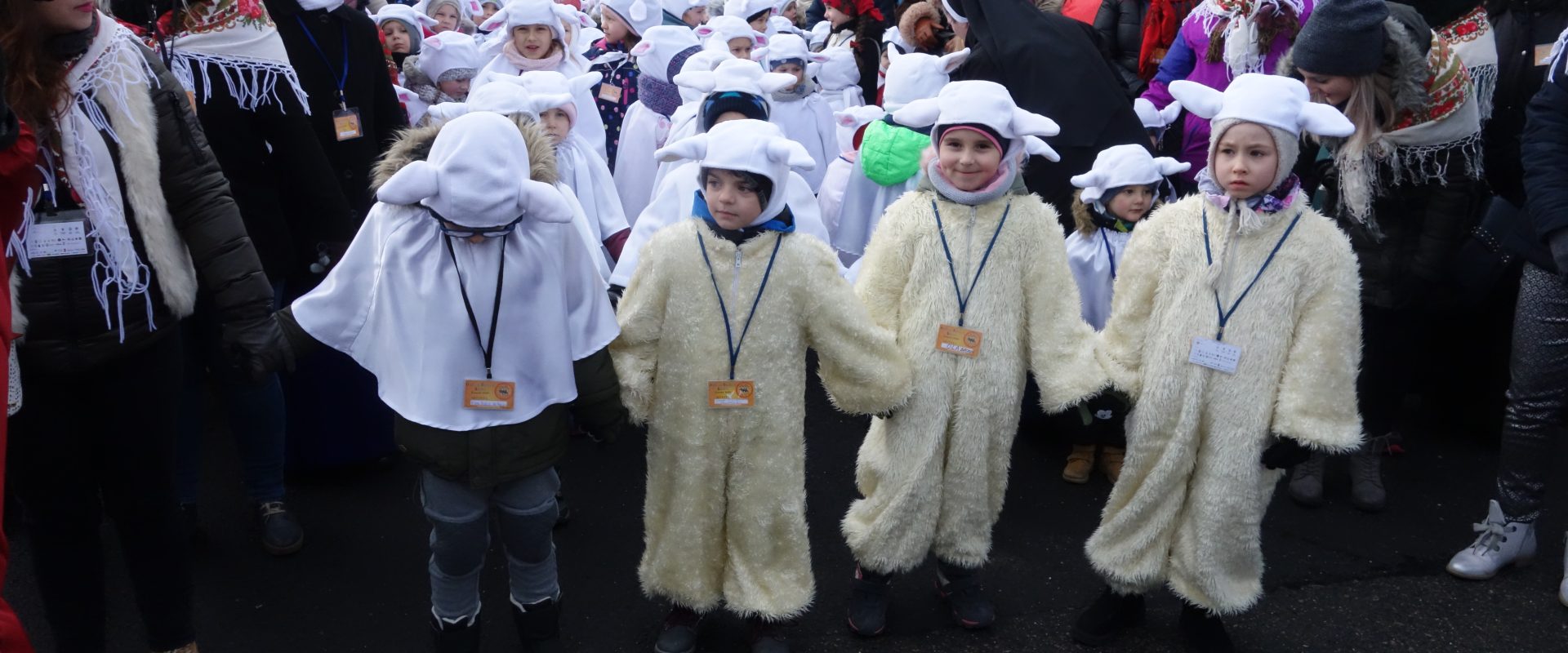 Dzieci przebrane za aniołki