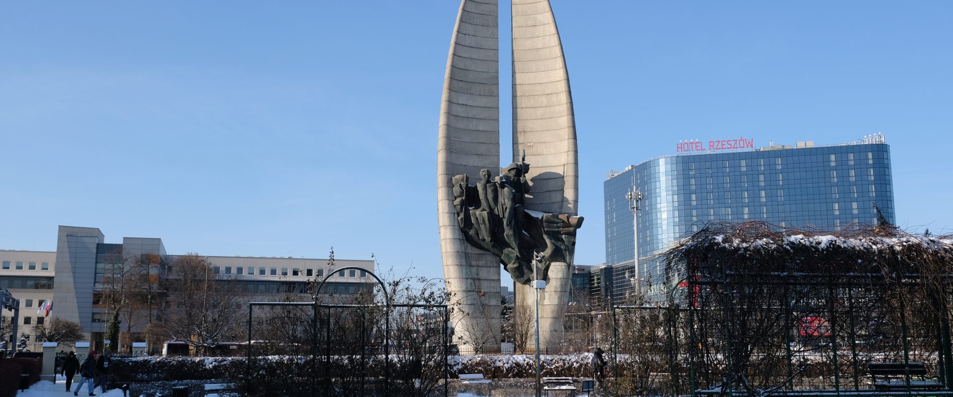 Widok na największy pomnik w Rzeszowie od strony ogrodów bernardynów