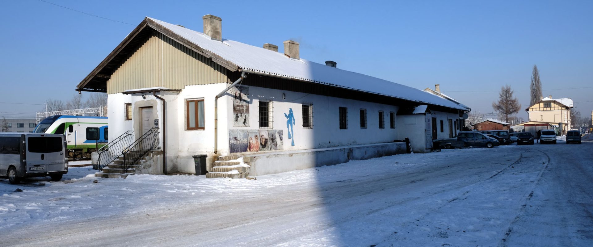 Budynki obok rampy kolejowej