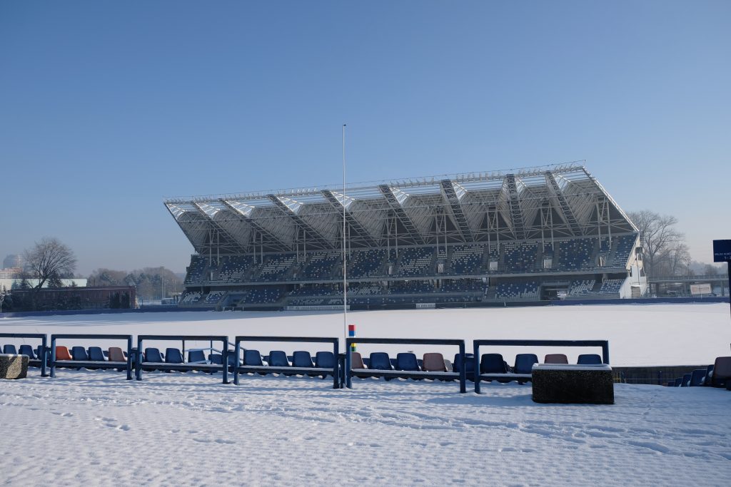 Stadion Miejski w Rzeszowie przysypany śniegiem