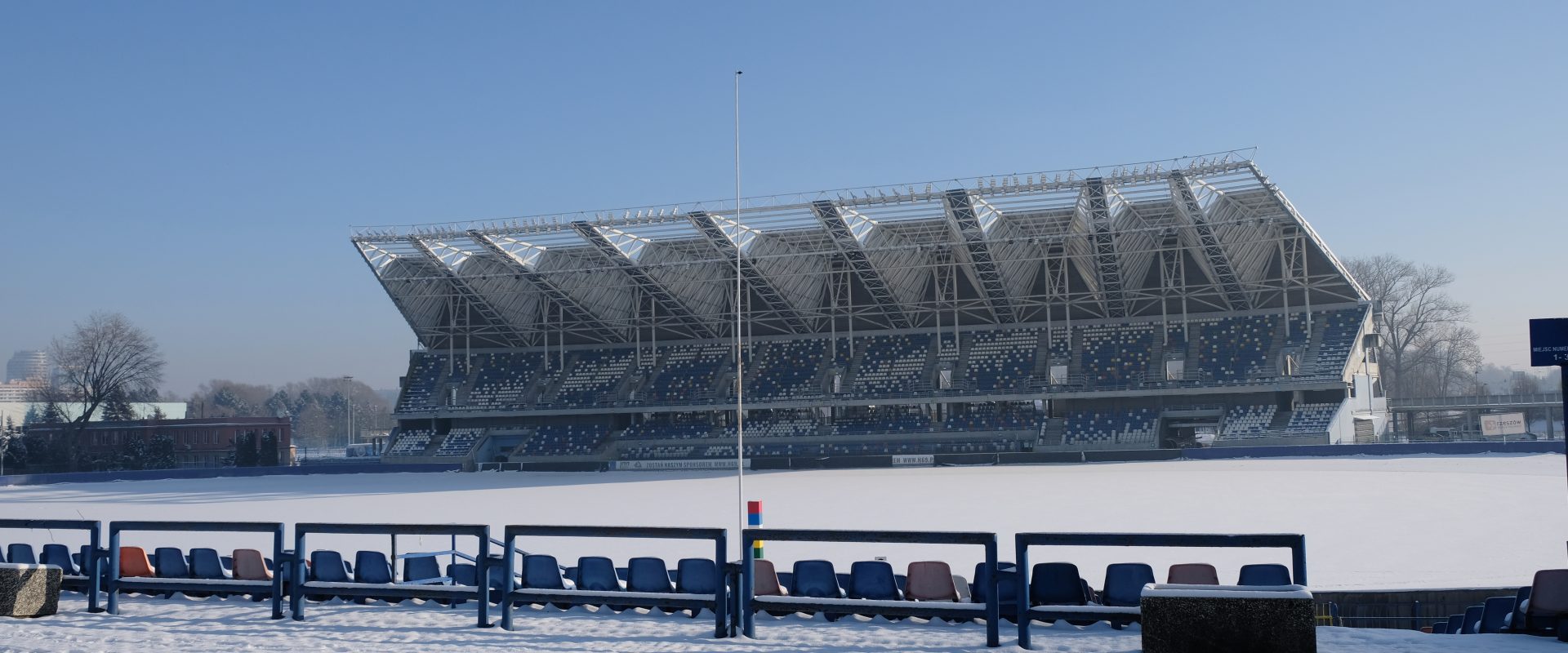 Stadion Miejski w Rzeszowie przysypany śniegiem