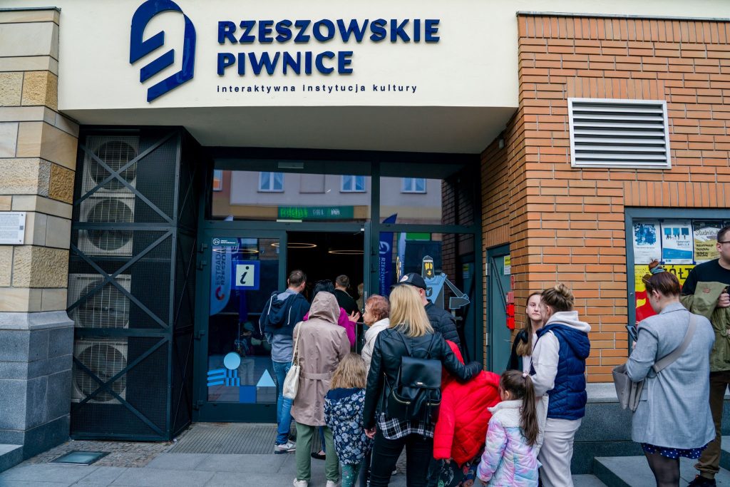 Kolejka ludzi przed wejściem do Rzeszowskich Piwnic