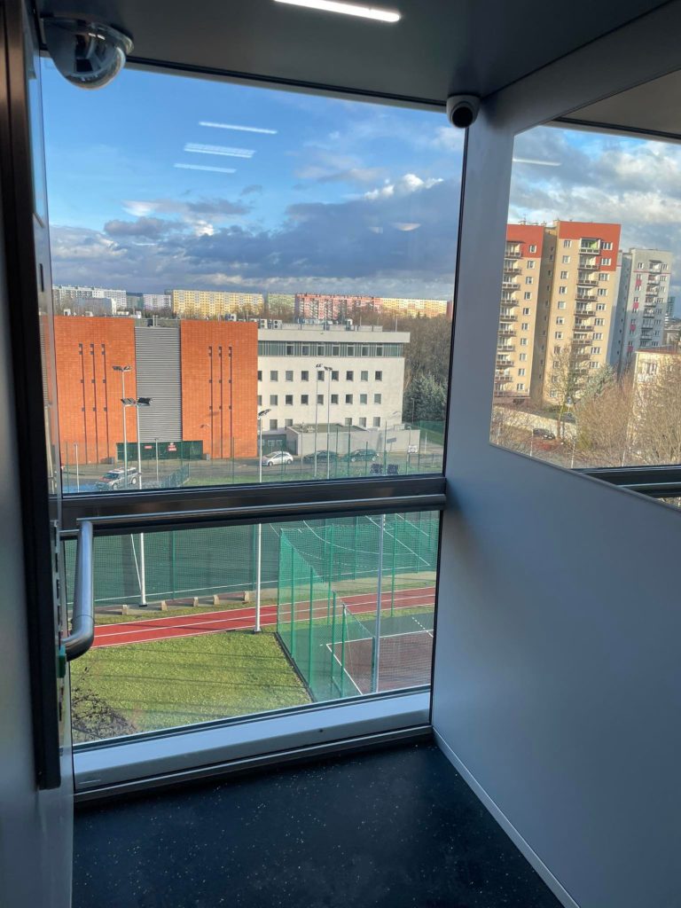 Widok z zewnetrznej windy w bloku