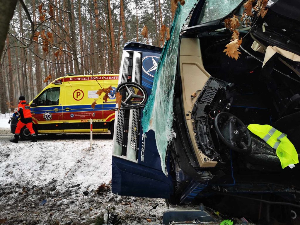 Rozbita w cięzarówce kabina kierowcy Wypadek w miejscowości Dobra