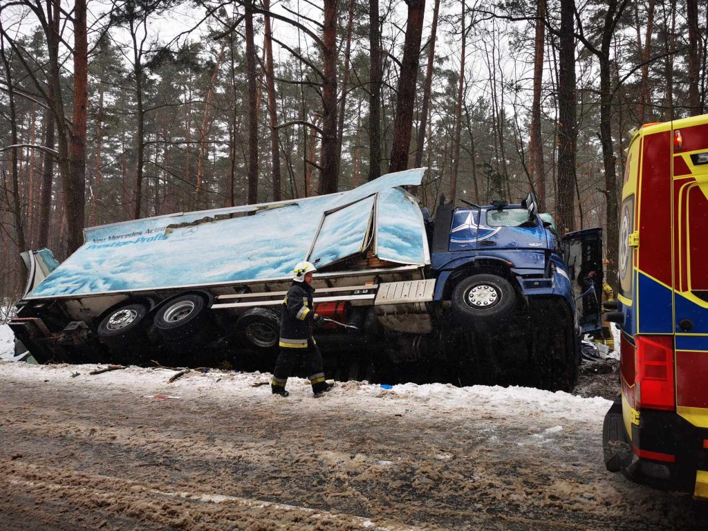 przewrócona na bok ciężarówka w rowie Wypadek w miejscowości Dobra