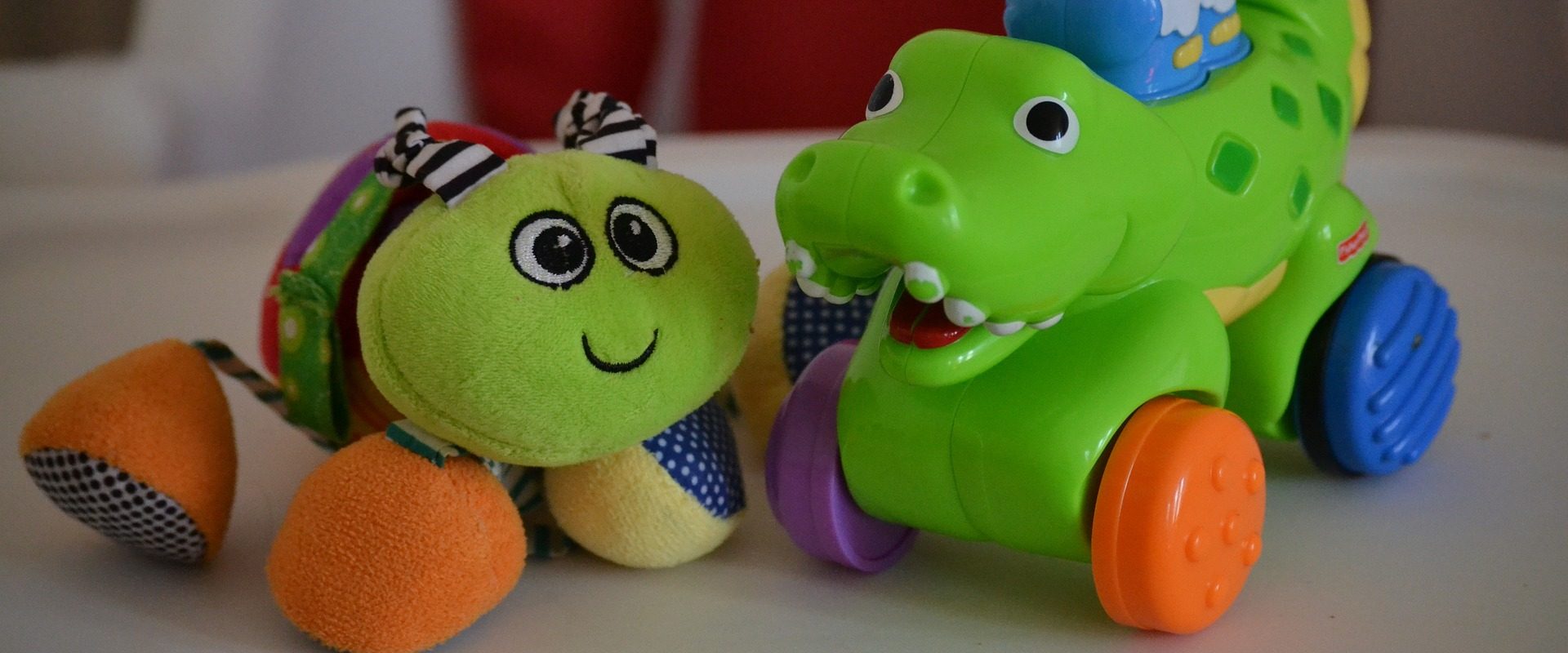 Zielone zabawki, żabka i smok