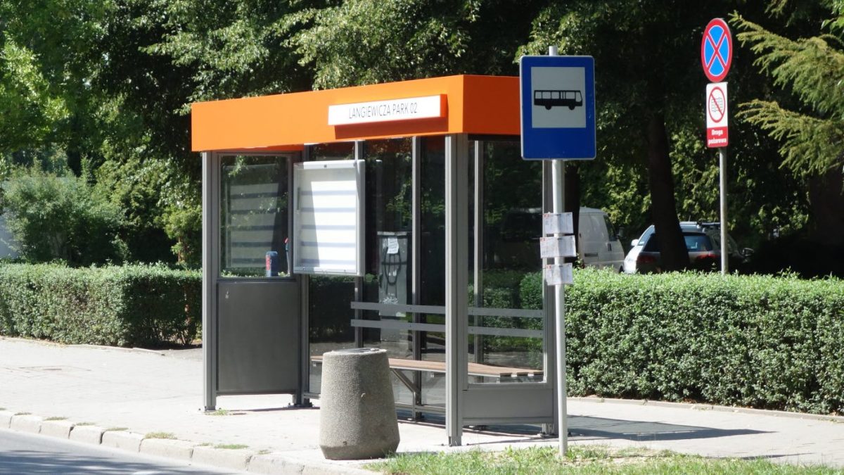 Pusty przystanek autobusowy w Rzeszowie