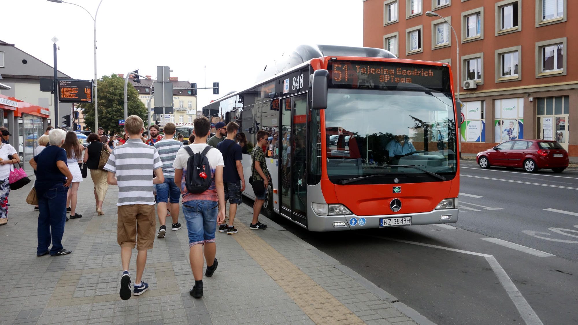 Przystanek autobusowy na placu Wolności w Rzeszowie