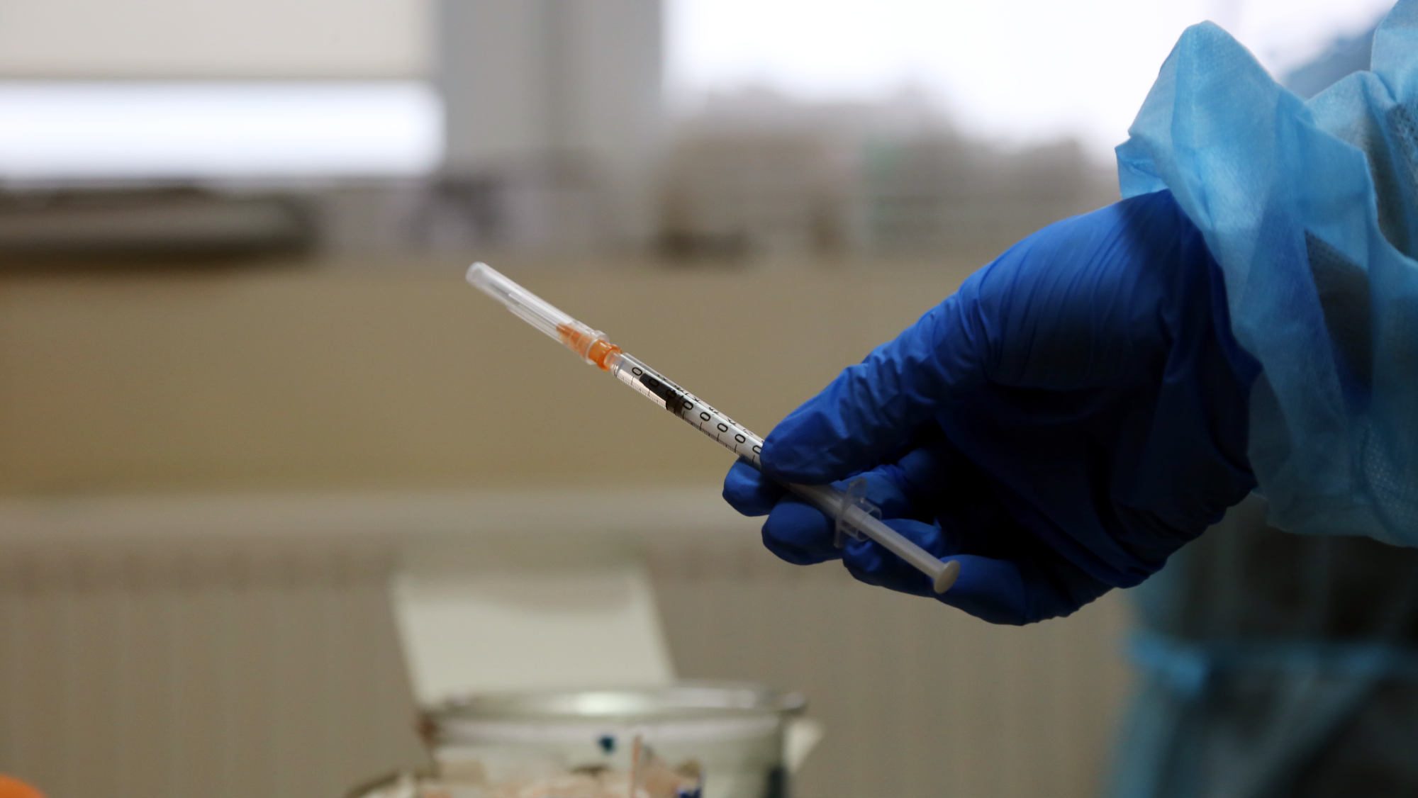 Strzykawka ze szczepionką na koronawirusa.