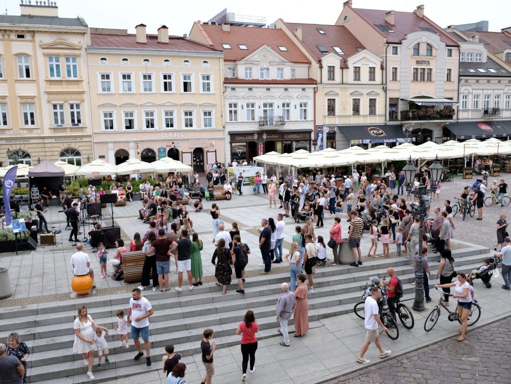 Koncert na płycie rzeszowskiego rynku