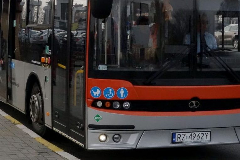 Autobus rzeszowskiego MPK na ul. Lwowskiej w Rzeszowie